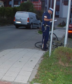 policjant podczas czynności na miejscu wypadku