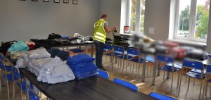 policjant podczas oględzin zabezpieczonego towaru