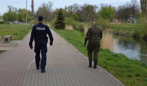 policjant podczas wspólnej służby z żołnierzem WOT