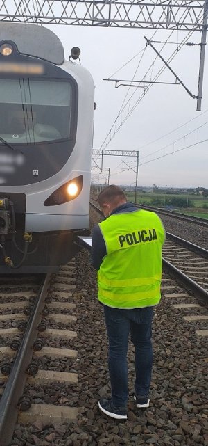 policjant podczas czynności na miejscu zdarzenia