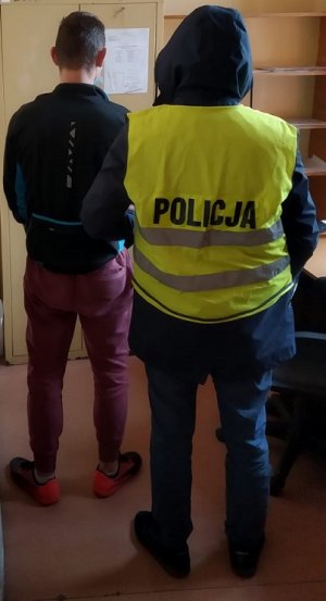 policjant podczas czynności z zatrzymanym