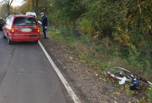 policjant podczas czynności na miejscu zdarzenia