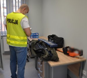 policjant podczas oględzin odzyskanych rzeczy