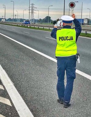 policjant podczas służby na drodze