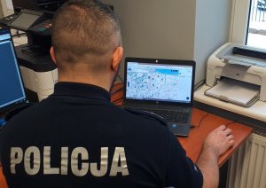 policjant podczas weryfikacji mapy zagrożeń