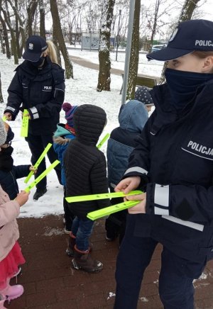 policjantki podczas rozdawania odblasków