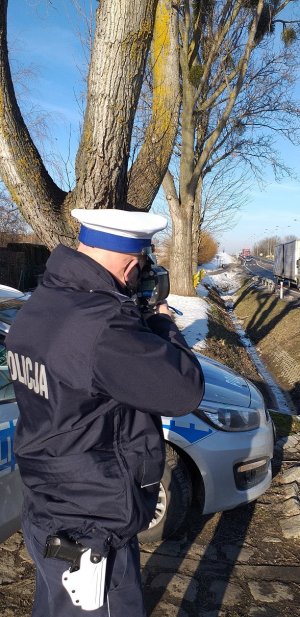 policjant podczas pomiaru prędkości