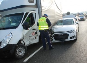 policjant podczas oględzin pojazdów