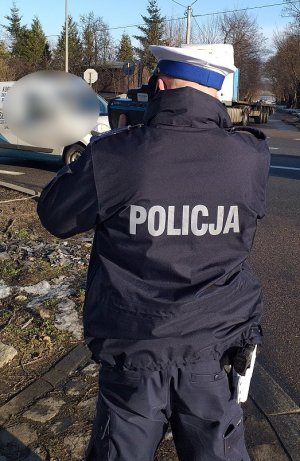 policjant podczas pomiaru prędkości