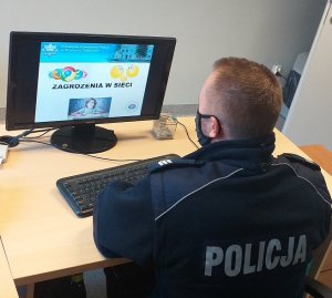 policjant podczas przeprowadzania zajęć on-line