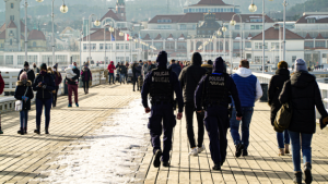 policjanci podczas patrolu pieszego