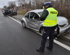 policjant podczas oględzin pojazdu