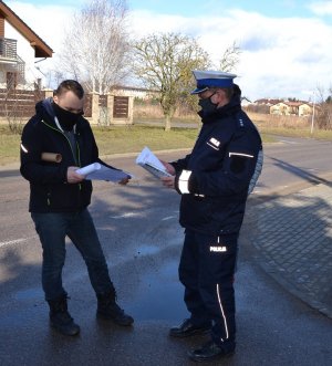 policjant podczas spotkania