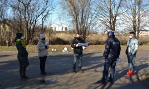 policjant podczas spotkania