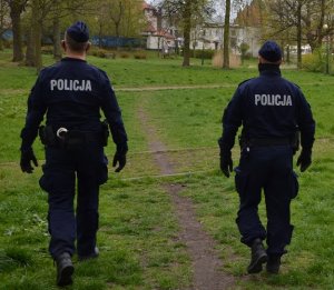 policjanci podczas patrolu pieszego