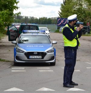 policjant podczas pomiaru prędkości