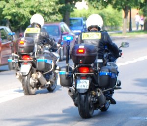 policjanci podczas jazdy na motocyklach służbowych