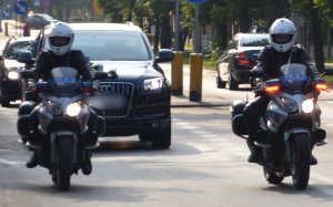 policjanci podczas jazdy na motocyklach służbowych