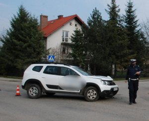 policjant podczas czynności na miejscu zdarzenia