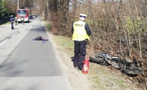 policjant podczas oględzin na miejscu zdarzenia drogowego