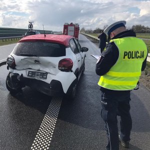 policjant podczas wykonywania oględzin pojazdu