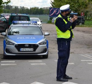 policjant podczas pomiaru prędkości