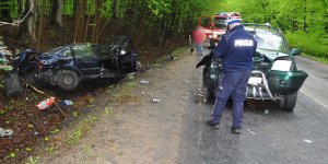 policjant podczas oględzin pojazdu