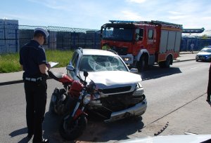 policjant podczas wykonywania oględzin pojazdu