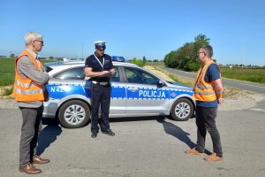 policjant podczas spotkania komisji