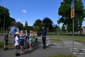 policjant podczas zajęć z uczniami