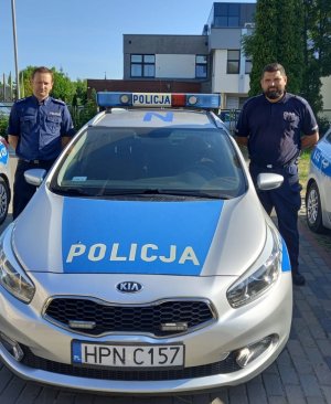 policjanci przy radiowozie