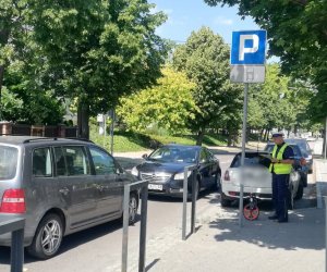 policjant podczas oględzin miejsca zdarzenia