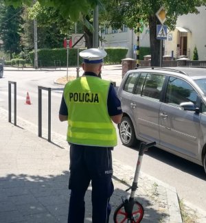 policjant podczas oględzin miejsca zdarzenia