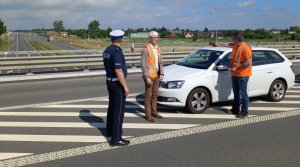 policjant podczas spotkania komisji