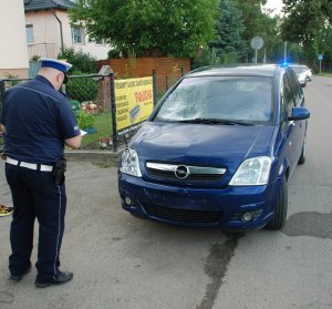 policjant podczas oględzin pojazdu