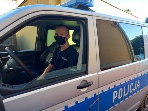 policjant w radiowozie