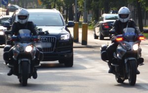 policjanci podczas służby na motocyklach