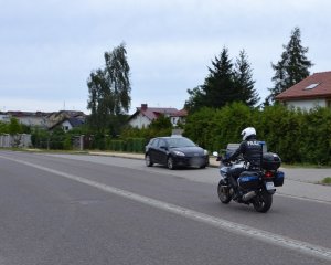 policjant na motocyklu służbowym