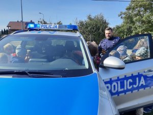 policjant podczas zajęć z uczniami