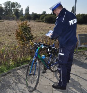 policjantka podczas oględzin pojazdu