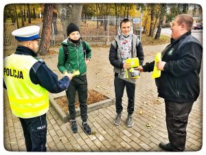 policjanci podczas wręczania odblasków