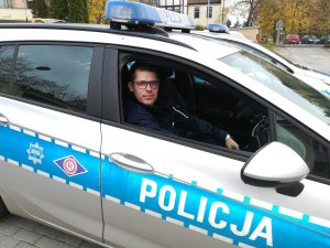 policjant w radiowozie