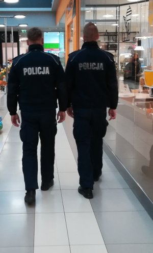 policjanci podczas patroli w centrum handlowym