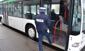 policjant podczas kontroli w autobusie