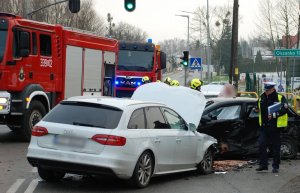 policjant podczas czynności na miejscu zdarzenia