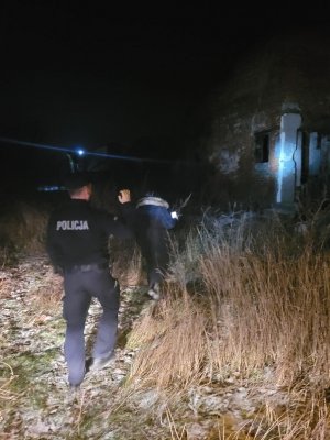 policjant podczas sprawdzania pustostanu