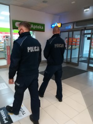 policjanci podczas służby na terenie centrum handlowego