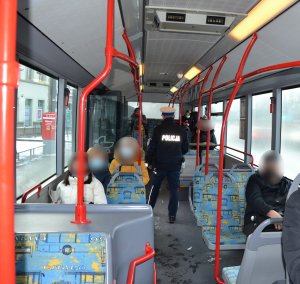 policjant podczas kontroli w autobusie