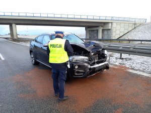 policjant podczas oględzin pojazdu