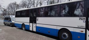 policyjny radiowóz w punkcie kontroli autobusów